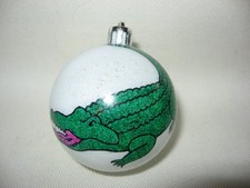 NEW HANDPAINTED ALLIGATOR UNBREAKABLE WHITE CHRISTMAS ORNAMENT 2 1/2"