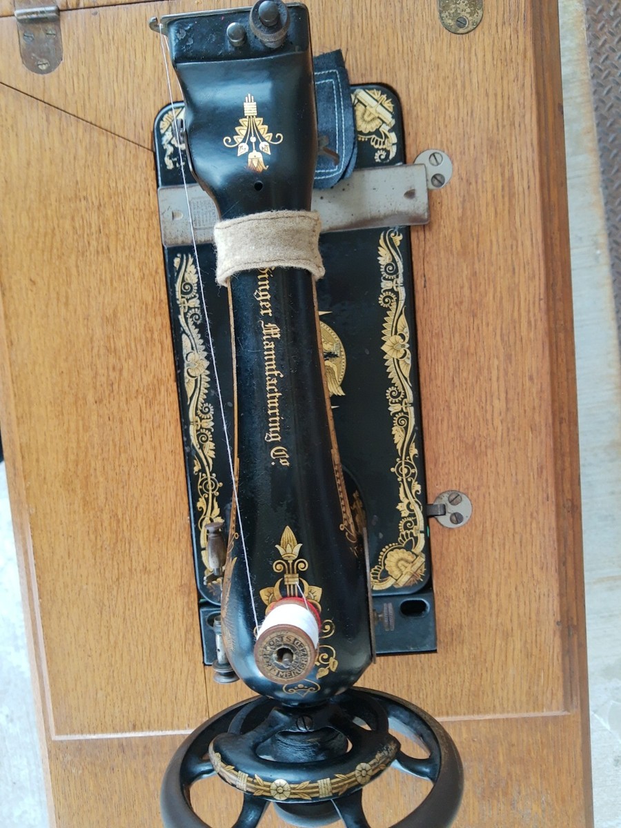 Antique 1904 Singer Sewing Machine In A 5 Drawers Cabinet