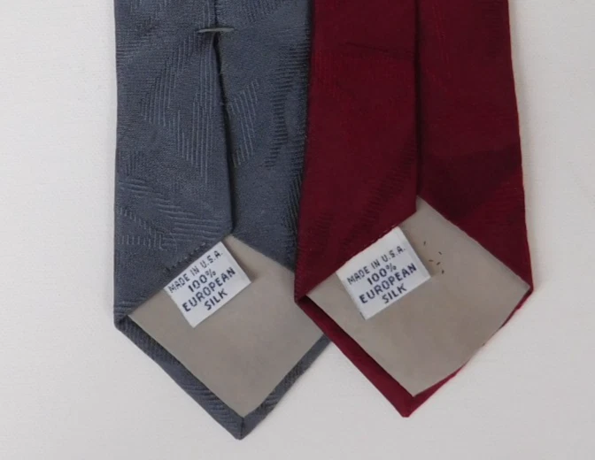Lote de Corbata Cuello Seda 2.5" De Colección Borgoña Plata Dimensiones Lineales Hecha en EE. UU. Foto 3 de 4