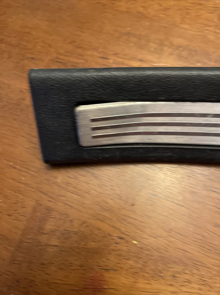 15802450 Saturn GM OEM 07-09 Outlook retenedor de alfombra derecho  Foto 2 de 4