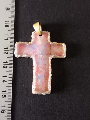 Pendentif Croix En émaux De Limoges - Couleur Blanc Et Rose, Longueur 5 Cm, Abîmé, Occasion
