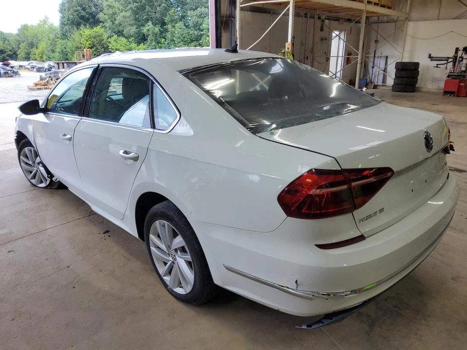 Espejo retrovisor interior delantero central usado se adapta a: Volkswagen Passat SW 2018 delantero Foto 2 de 4