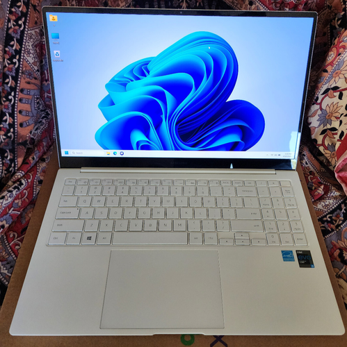 SAMSUNG 15.6” Galaxy Book Pro Laptop NP950XDB i5 11th Gen 8GB 500GB Win 11 Pr0