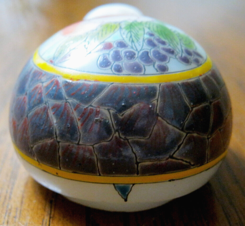 Vintage FIGURAL White Glass & Enamel TURTLE Peach & Coin SNUFF BOTTLE Signed - Picture 5 of 10