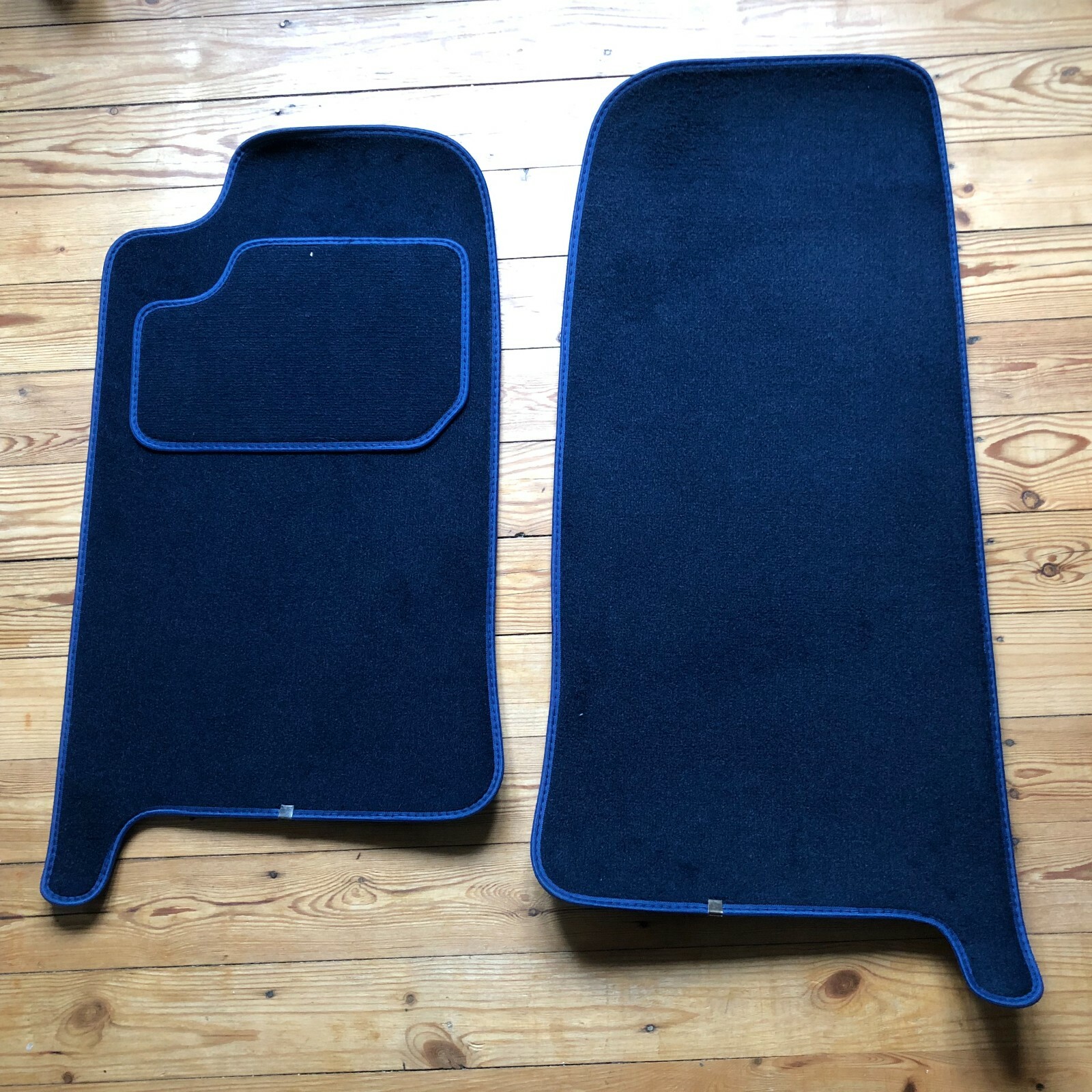 Tapis avant pour Daimler Double Six couleur marine idéal pour vos rallyes