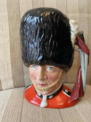Royal Doulton THE GUARDSMAN D6755 8,5  1986 Art Jug Figur Stanley James Taylor