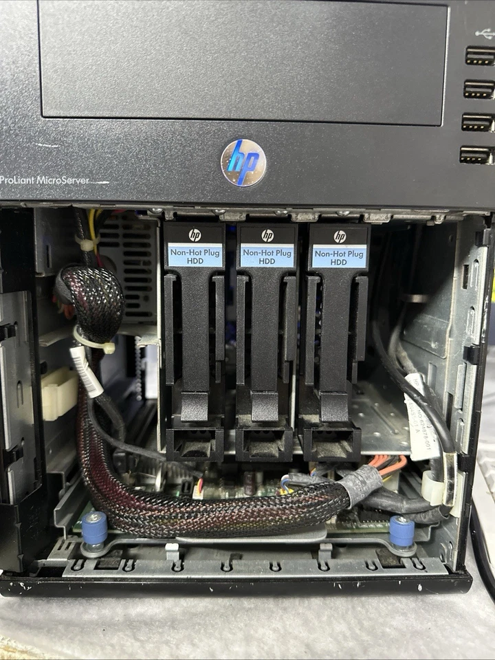 HP ProLiant MicroServer HSTNS-5151 AMD TURION II, 8 GB, sin llave para disco duro puerta delantera Foto 4 de 4