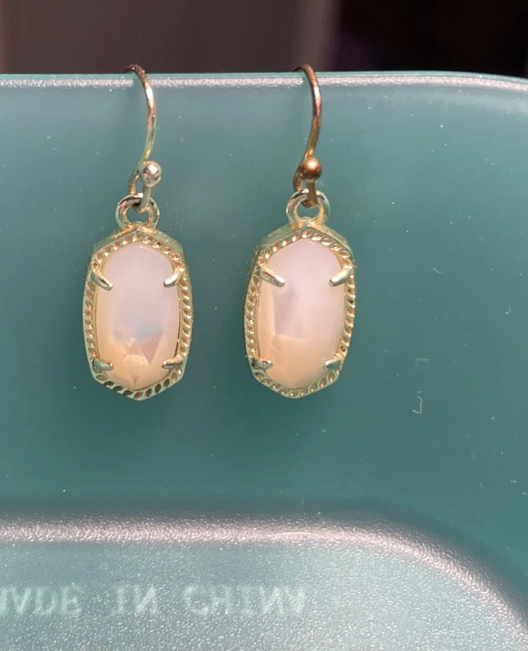 Juego de pendientes de nácar marfil Kendra Scott en montaje chapado en oro. Foto 3 de 4