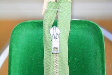 Zamek błyskawiczny NRD 30 cm, fabrycznie nowy, zielony, VEB SOLIDOR, metal, bardzo stabilny, oryginalne opakowanie