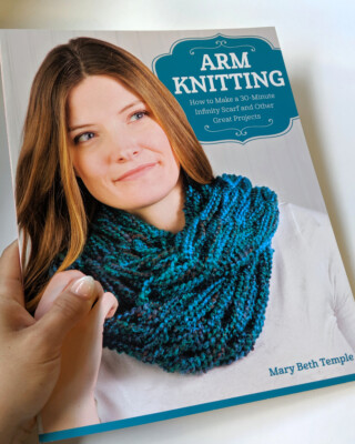 Craft County Arm Knitting Book - Full Color Step-by-Step Guide for 15 Projects