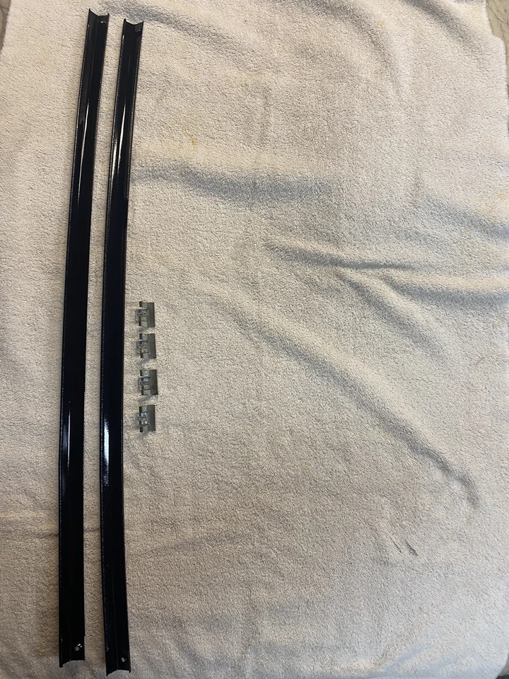 MOPAR 1970-74 CARROCERÍA A 1970 PLYMOUTH PLUMERO MOLDEADO POR ENCIMA DE LA PUERTA + CLIPS se envía GRATIS Foto 2 de 4