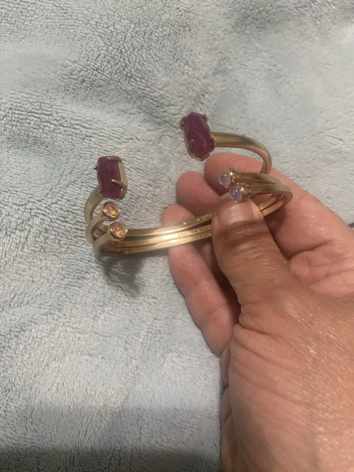 Juego de brazaletes Kendra Scott tono oro rosa - 3 brazaletes abiertos con piedras Foto 2 de 3