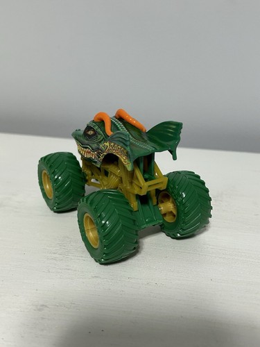 2024 SPIN MASTER Monster Jam Dragon Green Yellow Doubles 1:64 Truck - Picture 4 of 4