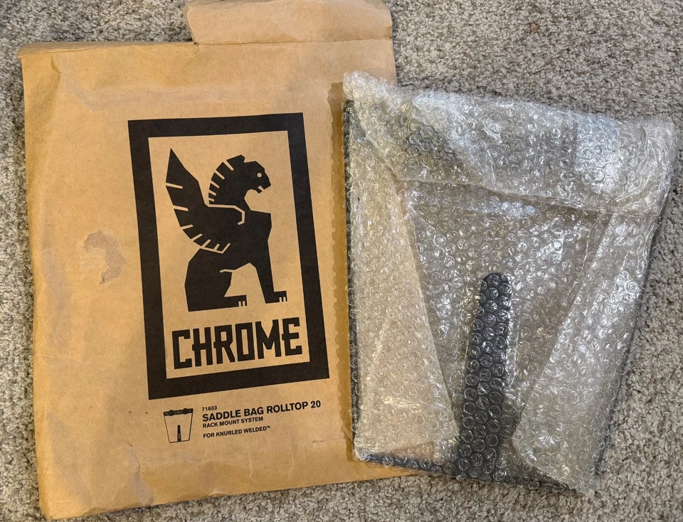 Bolsa de sillín con tapa enrollable cromada sistema de montaje en rack soporte de bolsa solo moleteado soldado Foto 3 de 3