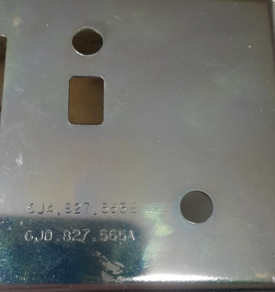 Genuíno Seat Ibiza 2017–2022 Hatchback interruptor de liberação da tampa da caçamba e emblema 6J0827565 - Imagem 2 de 4