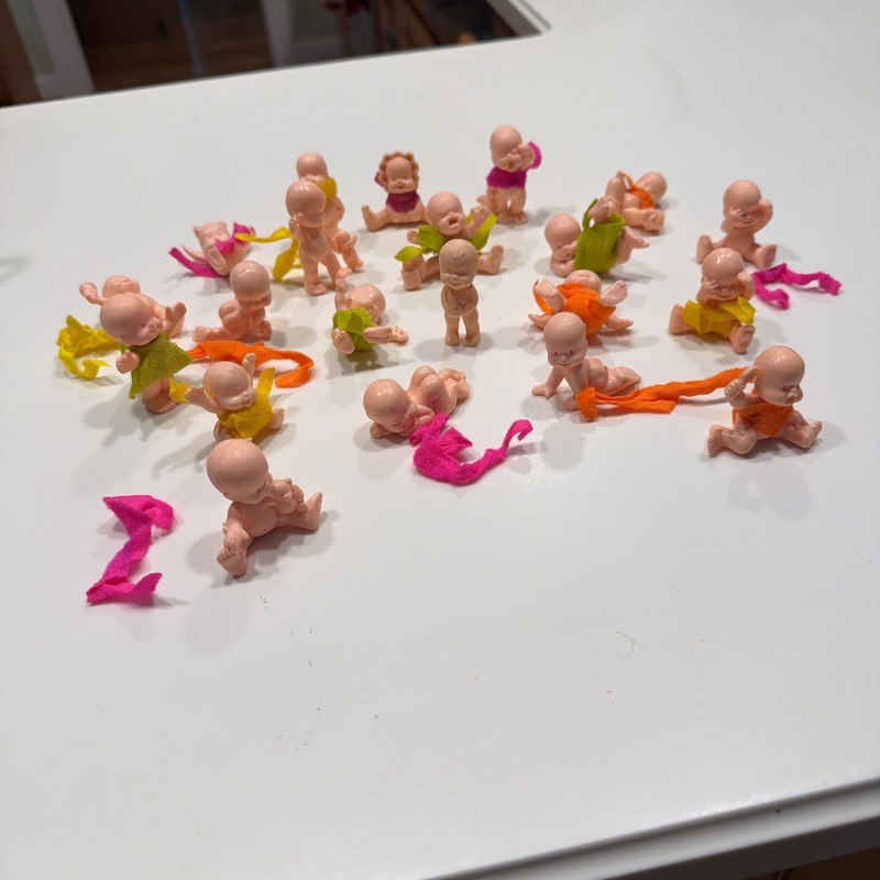 Vintage 1980s Oodles Baby Lot 21 figures with scarves & advertisement