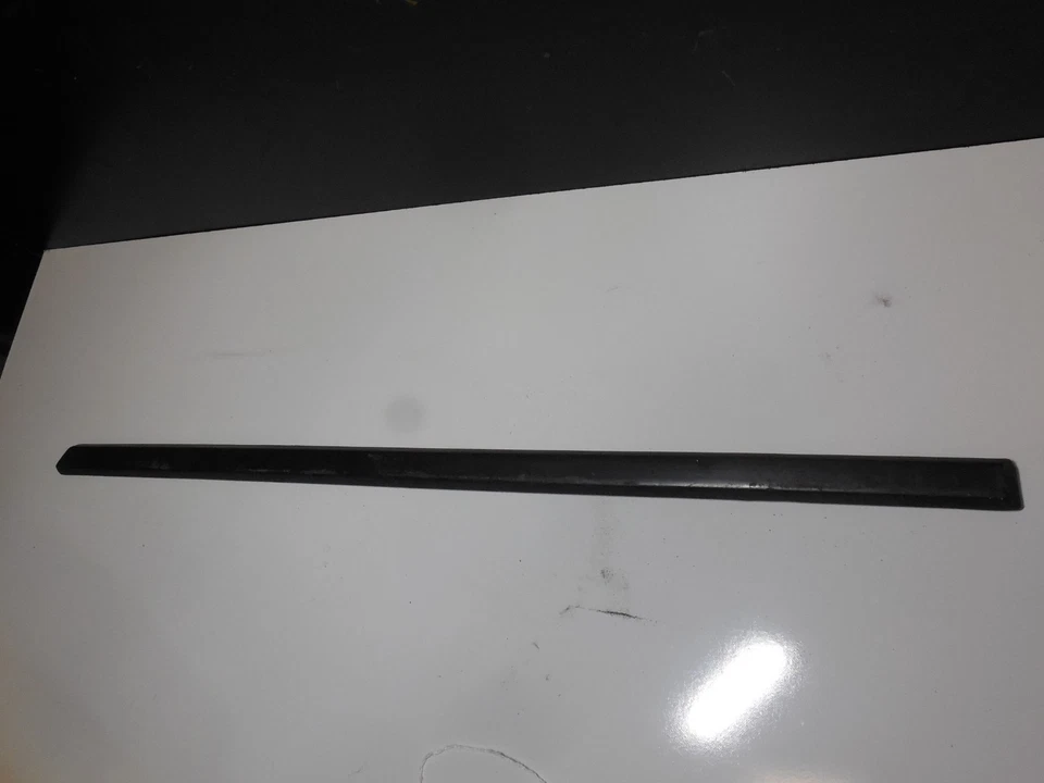 Moldura de tira de moldura de puerta trasera izquierda 84-93 mercedes-benz w201 190d 190e Foto 3 de 4