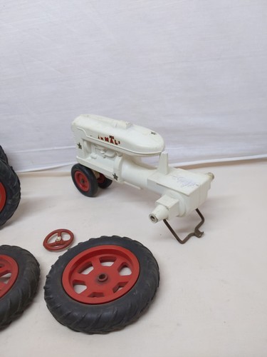 1/16 Product Miniatures Farmall M White Demonstrator Tractor - Picture 4 of 4