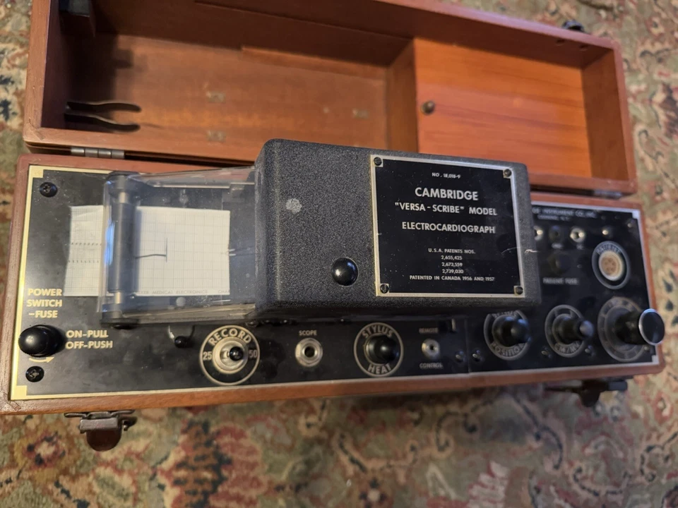 Electrocardiógrafo Modelo Cambridge “Versa-Scribe” Nº 18.018-9 Foto 3 de 4