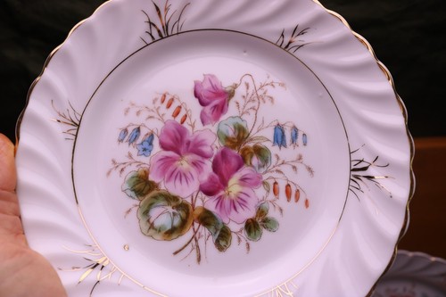 Antiguo conjunto de 5 flores pintadas a mano de China con todos los diferentes diseños en relieve dorado - Imagen 4 de 8