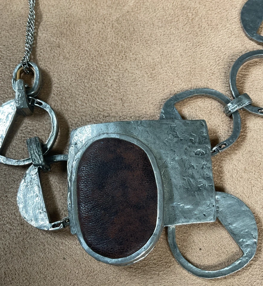 Collar y pulsera Ann Marie Chagnon peltre y cuero marrón Foto 3 de 4