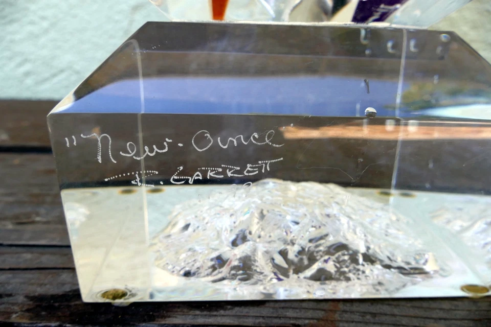 Mesa Acrílica Artista Rod R. Garrett Escultura Moderna Firmada "Nueva Onza" 1999 Foto 4 de 4