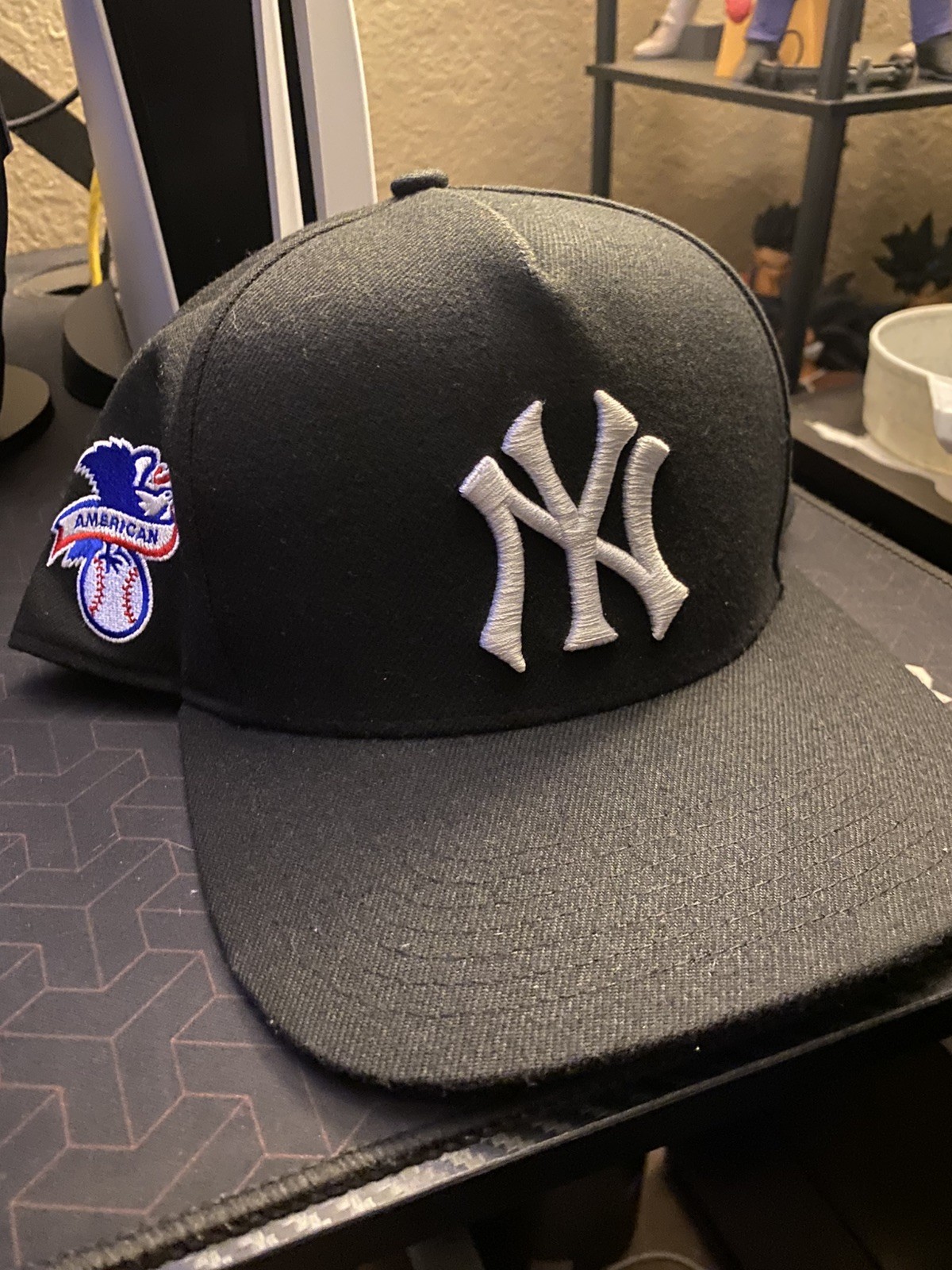 Supreme hat box logo - image 1