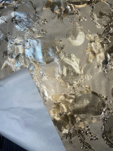 Tela de mesa plástica en relieve de oro metálico de 1 mtr."Ancho (147 cm) - Imagen 3 de 4