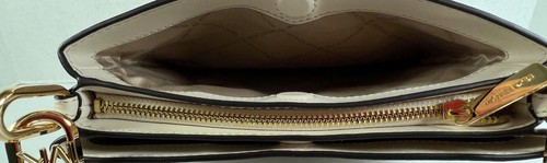 Bolso Bandolera Michael Kors Trisha Triple Compartimento MK Firma Cuero MK - Imagen 28 de 73