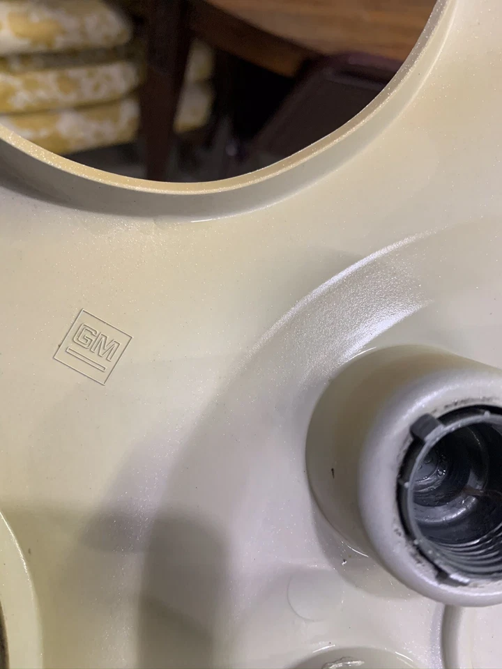 2002-2007 Saturn Vue 16” OEM Hubcap Bolt On Very Nice Fits Good Hard To Find - Image 3 of 4