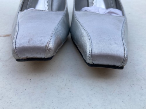 New WILD ROSE Size 10 Closed Toe Heels Back Strap Silver Embossed - NWB - Picture 4 of 15
