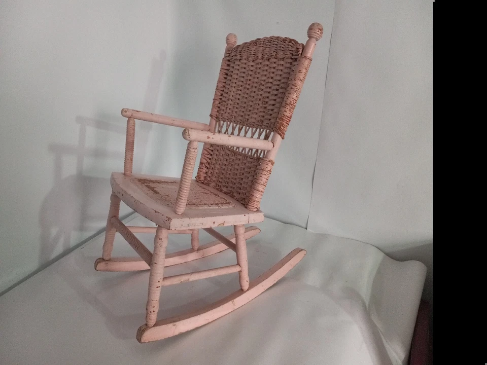 Cadeira de balanço infantil antiga pintura rosa madeira de vime feita à mão? Artes e ofícios - Imagem 4 de 4