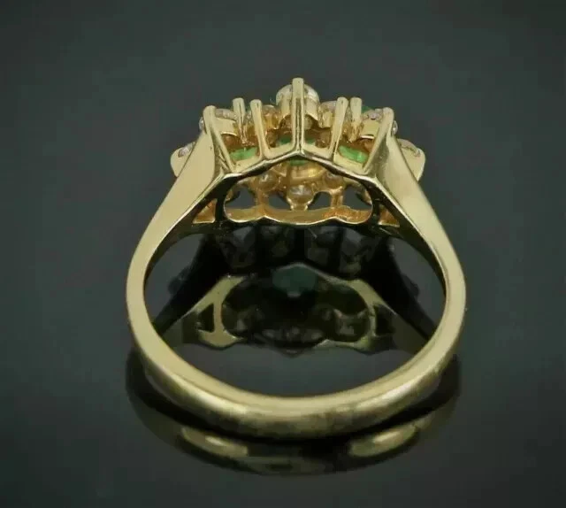 Alianza de boda redonda simulada de 2 quilates para mujer de oro amarillo de 14 quilates Foto 2 de 4