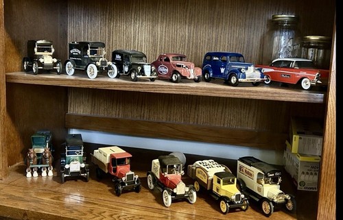 Komplettsatz aller 12 Ertl Watkins Produkte Lieferfahrzeuge. Die-Cast Banken