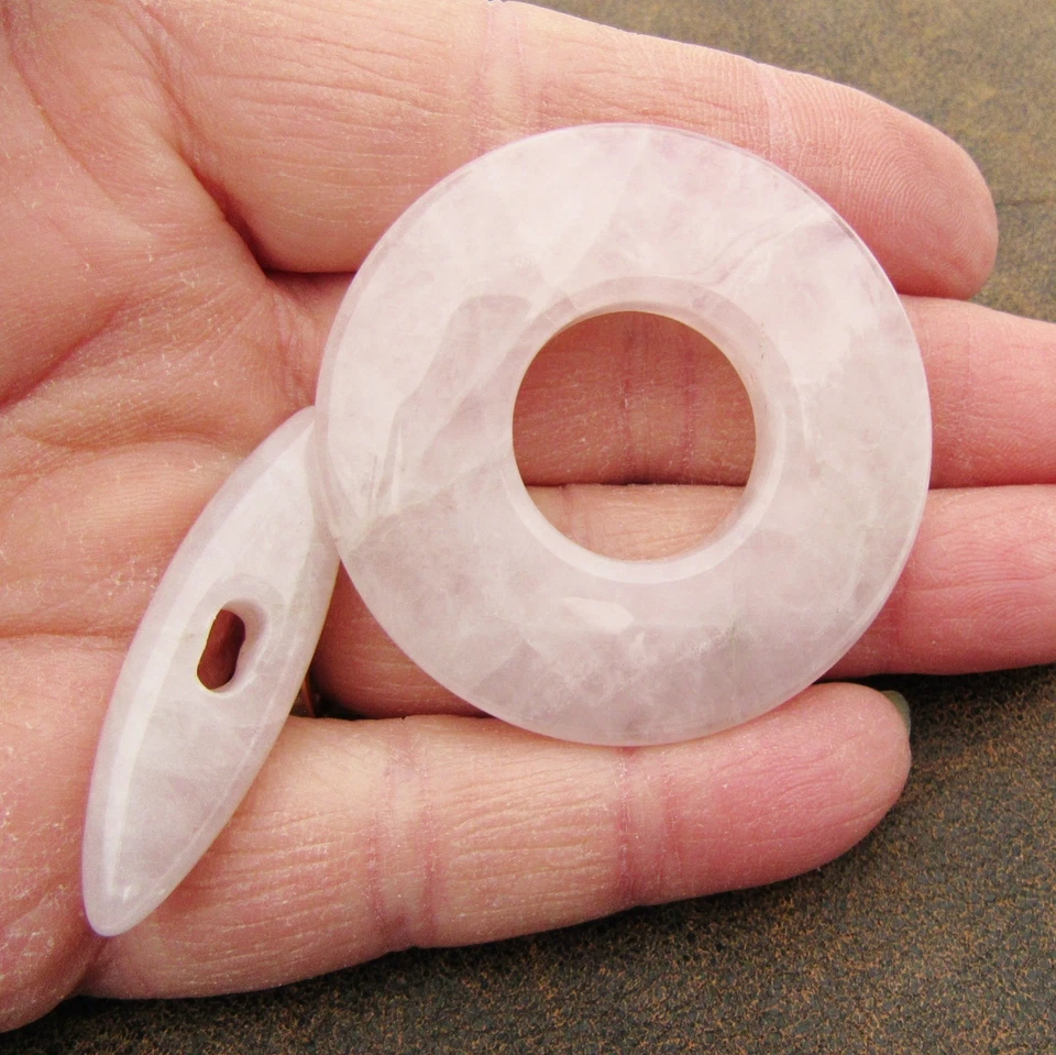 Palanca de piedra de cuarzo rosa de 45 mm, hallazgos colgantes de donut de piedra, suministro de joyas Foto 3 de 4
