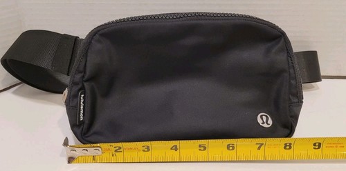 Lululemon Everywhere Women's Belt Bag Black Crossbody Adjustable 9" x 6" EUC - Picture 13 of 14