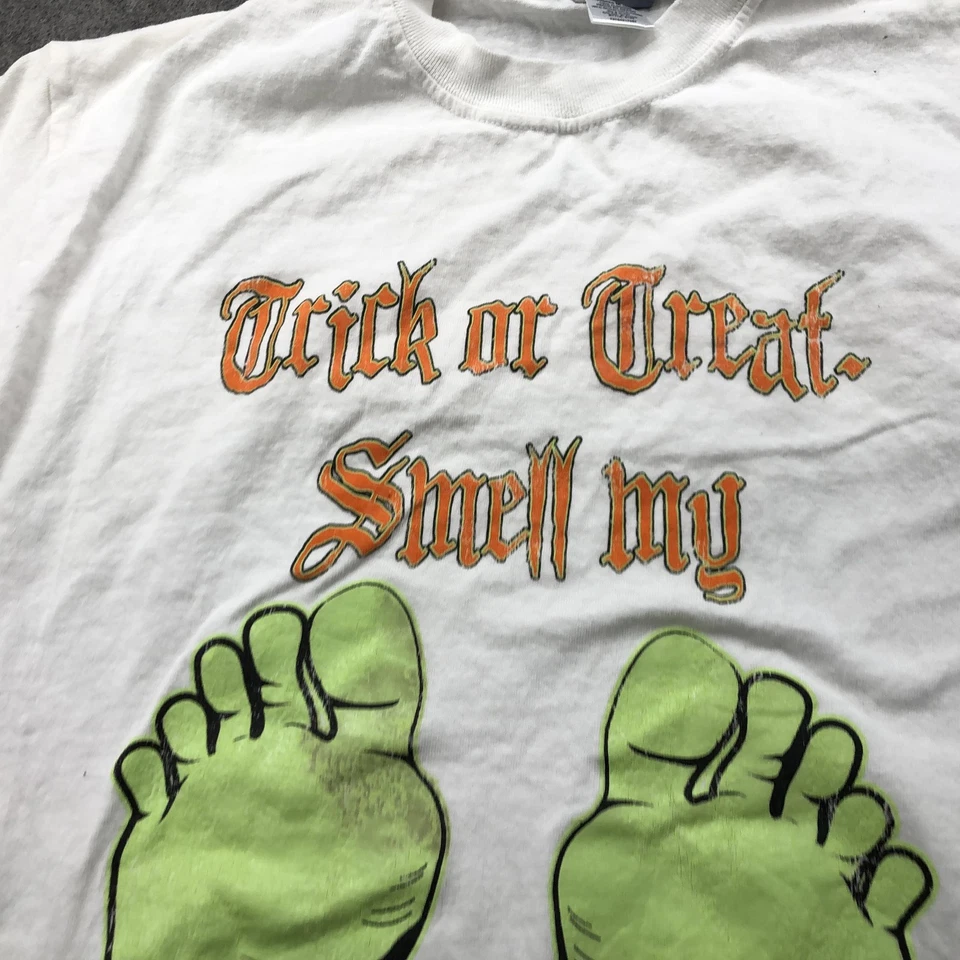 Camisa Truck or Treat Smell My Feet Para Hombres Mediana Blanca Halloween Gráfico Camiseta Divertida Foto 4 de 4