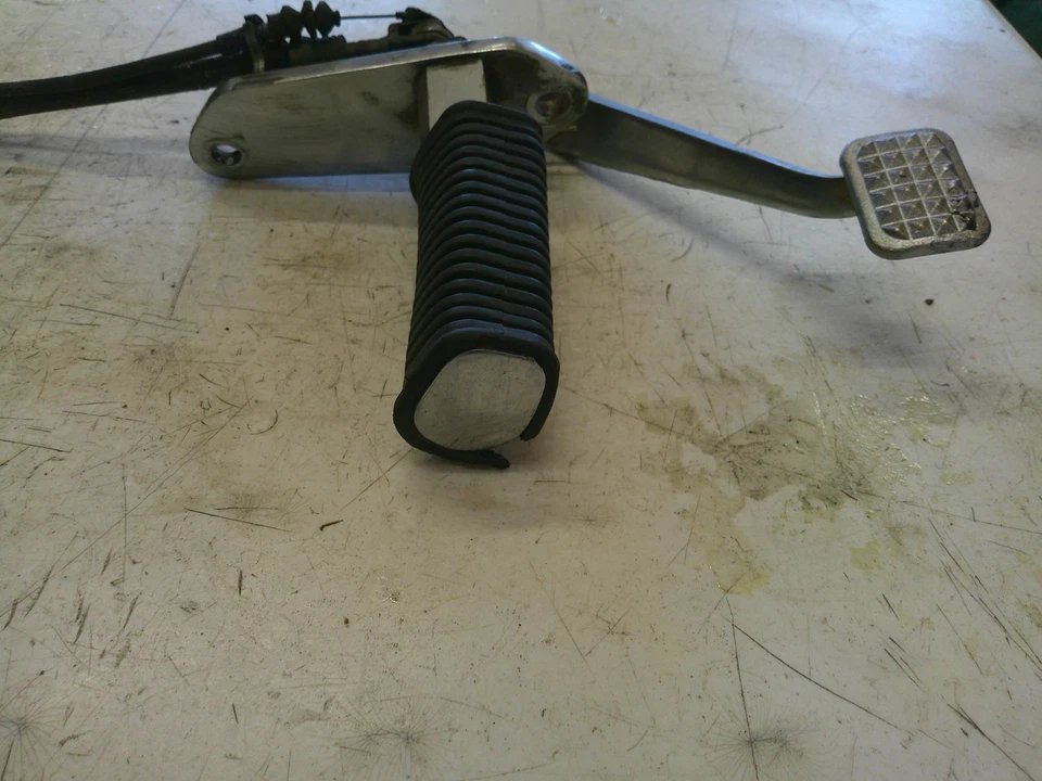 1987-2015 Suzuki Savage 650 LS650 S40 Conjunto de freno de estriba de conductor delantero derecho Foto 4 de 4