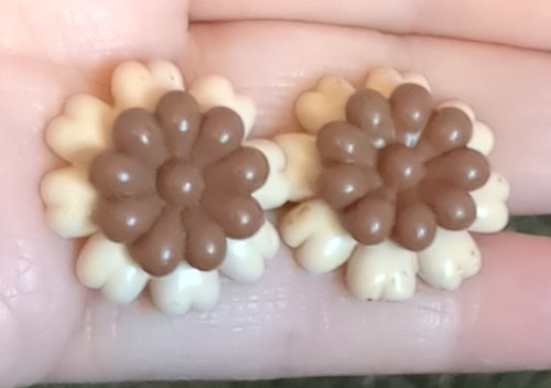 1960er Kunststoff Creme & Braun Blume Zelluloid Schraubverschluss Ohrringe Mod Vintage - Bild 11 von 13