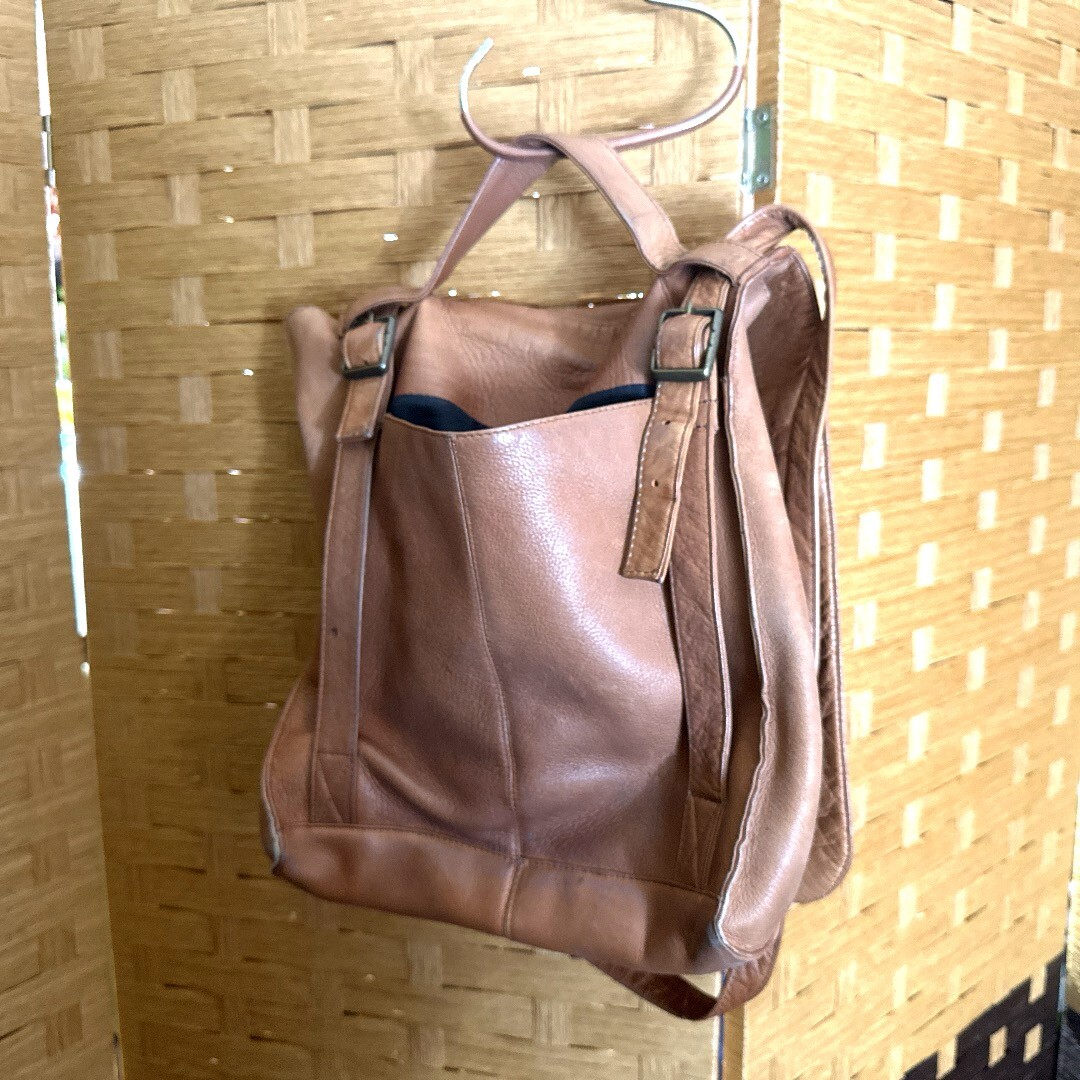 Le Donne Leather Vertical Flap Over Backpack/Shoulder  display picture 2