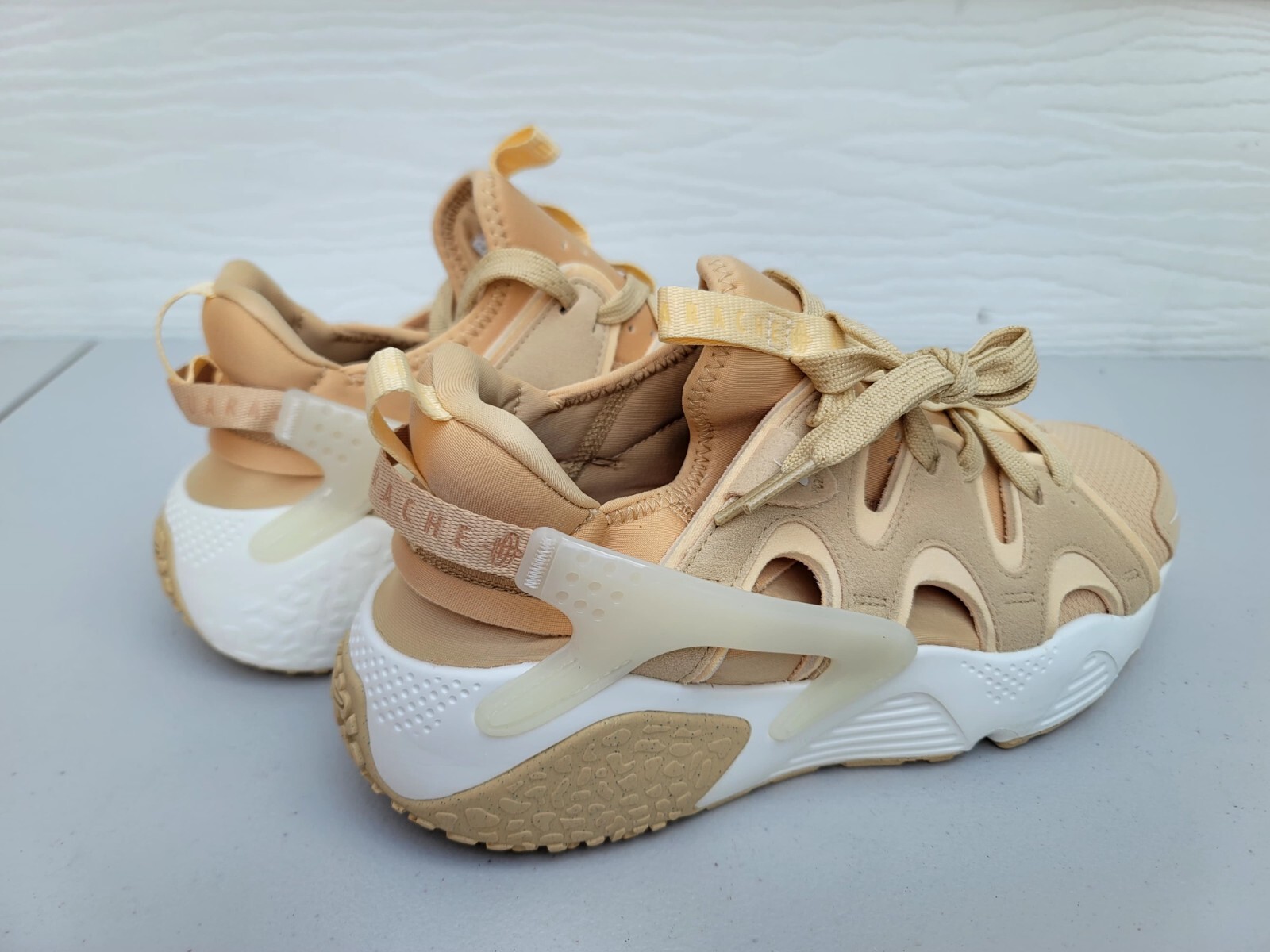 NEW NIKE  AIR HUARACHE CRAFT  DQ8031 201 WMNS SZ 10/MEN'S SZ 8.5