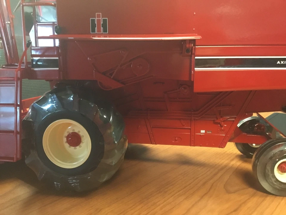 1:16 INTERNATIONAL HARVESTER 1460 AXIAL-FLOW COMBINE Prestige Select ZFN44291 - Image 3 of 4