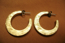 VINTAGE TEXTURED THICK 1 INCH HOOP GOLD TONE POST PIERCED EARRINGS