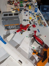 LEGO HUGE LOT 10 LBS 24 Minifigs Airplane Police Fire city 60103 60044 7893