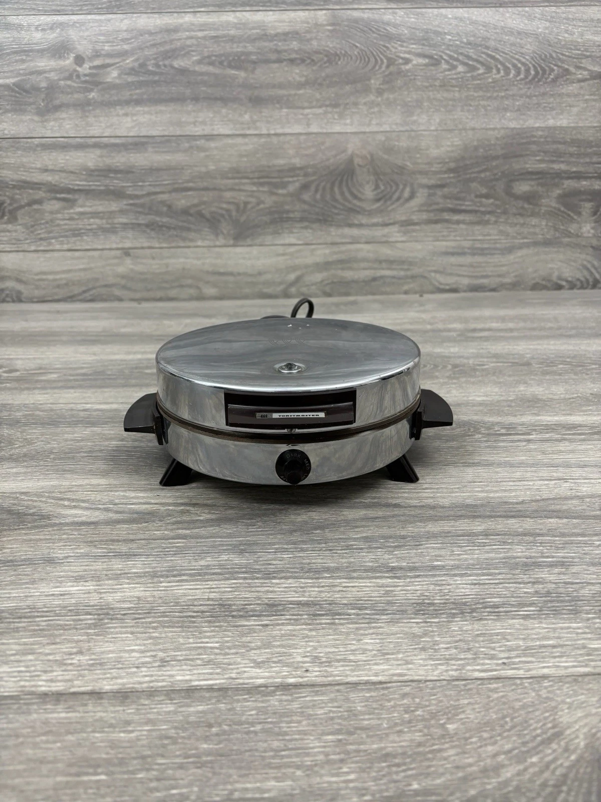 Toastmaster Waffle Baker Chrome Round Automatic 650 Watt W252 Nonstick