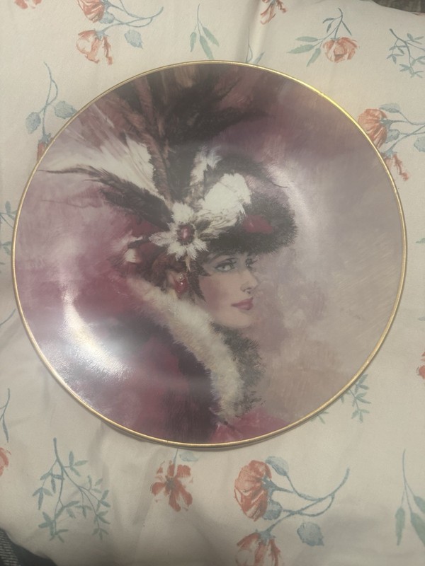 Avon Mrs Albee Four Seasons Porcelain Collector Plate Majesty of Winter 1990