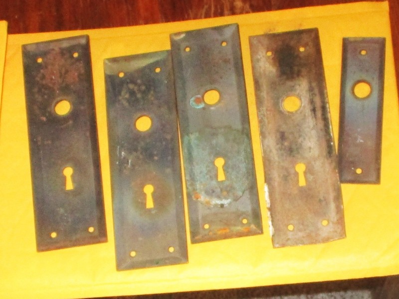 lot 4 regular and one cabinet door plates vtg