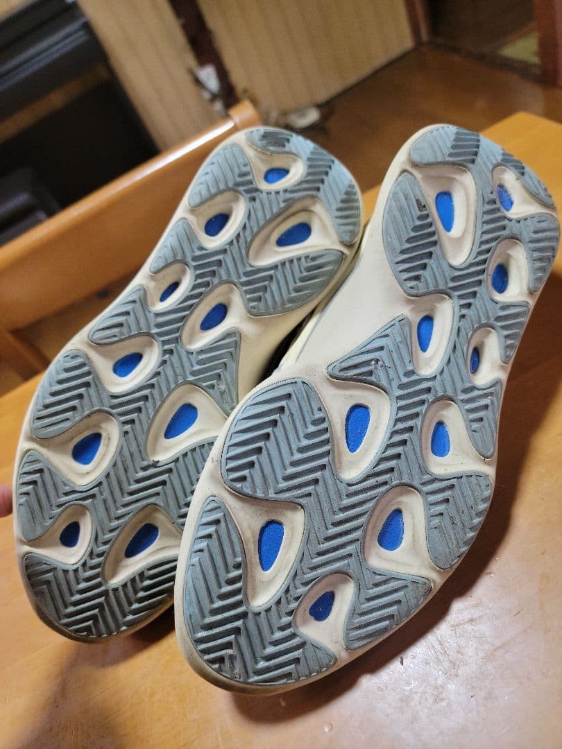 adidas Yeezy 700 V3 Azael Slip-On Sneakers White/Black Used thumbnail 5