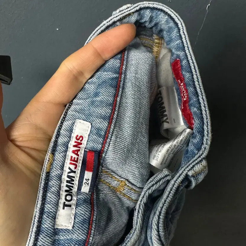 Tommy Hilfiger Women's Light Indigo Jeans - Size 31 thumbnail 4