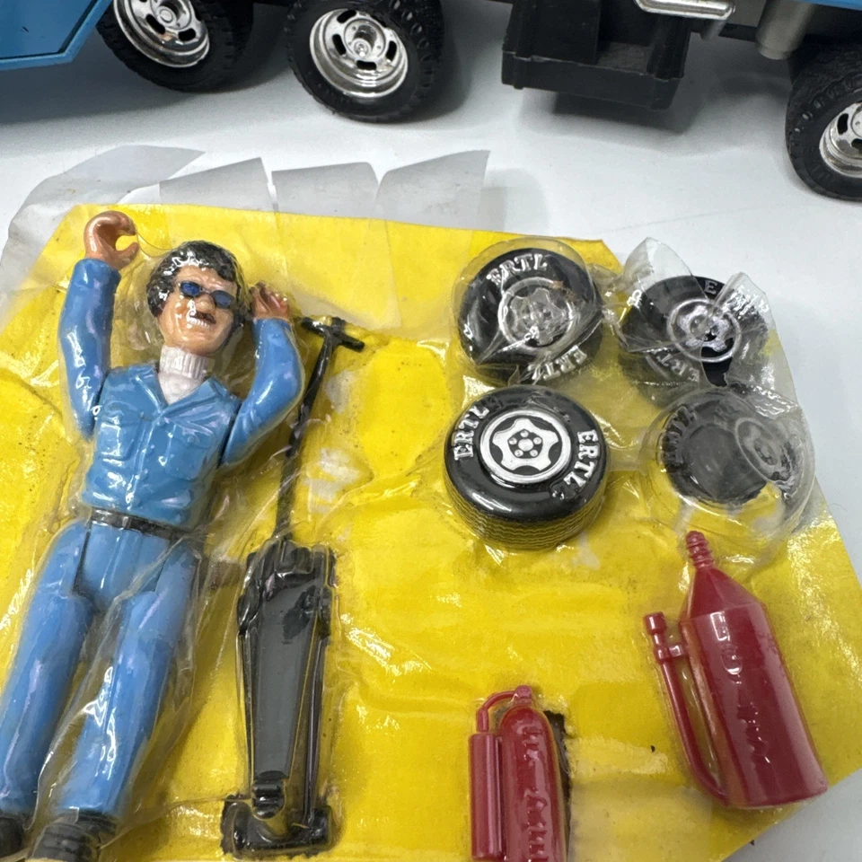 Vintage Die Cast ERTLE CO.  Semi Hauler Trailer With Car Richard Petty #43 STP - Image 2 of 4